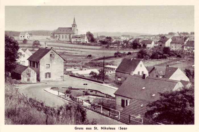 Post Ansichtskarte mit Blick über den Ort auf die Kirche