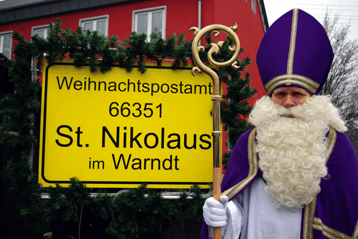 Der Nikolaus am Ortsschild Nikolauspostamt