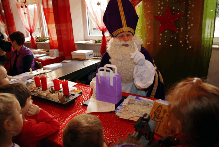 Der Nikolaus an seinem Schreibtisch