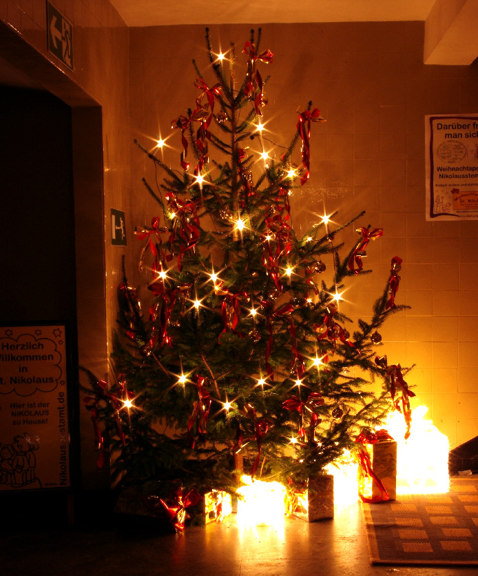 Weihnachtsbaum im Eingang zum Weihnachtspostamt